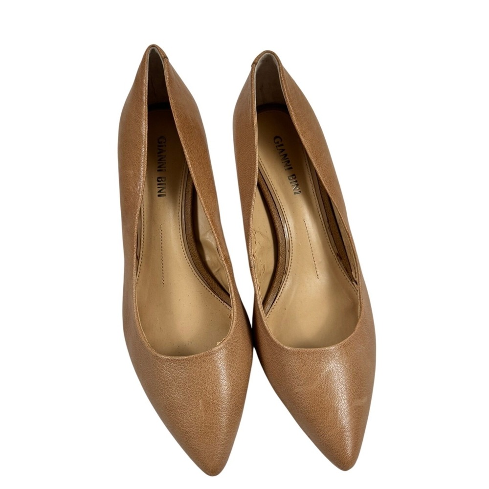 Gianni Bini Womens Tan Pebbled Leather Pointed Toe Kitten Heel Pumps Size 6.5